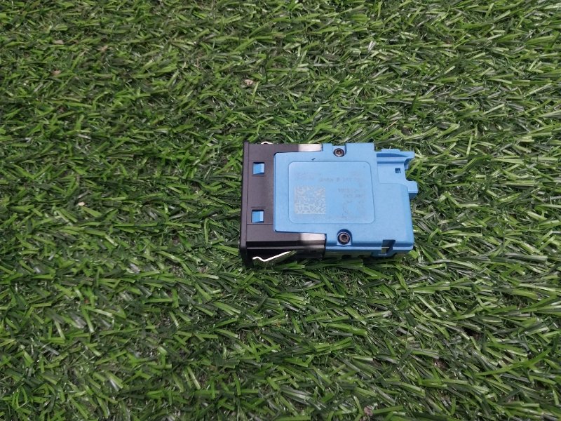 Гнездо AUX / USB IN