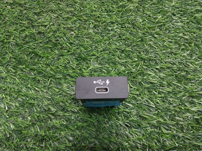 Гнездо AUX / USB IN