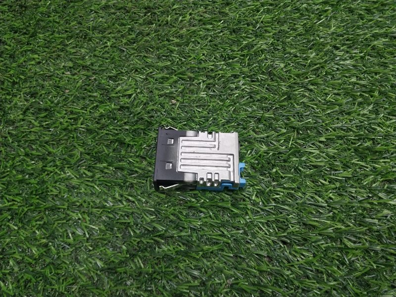 Гнездо AUX / USB IN