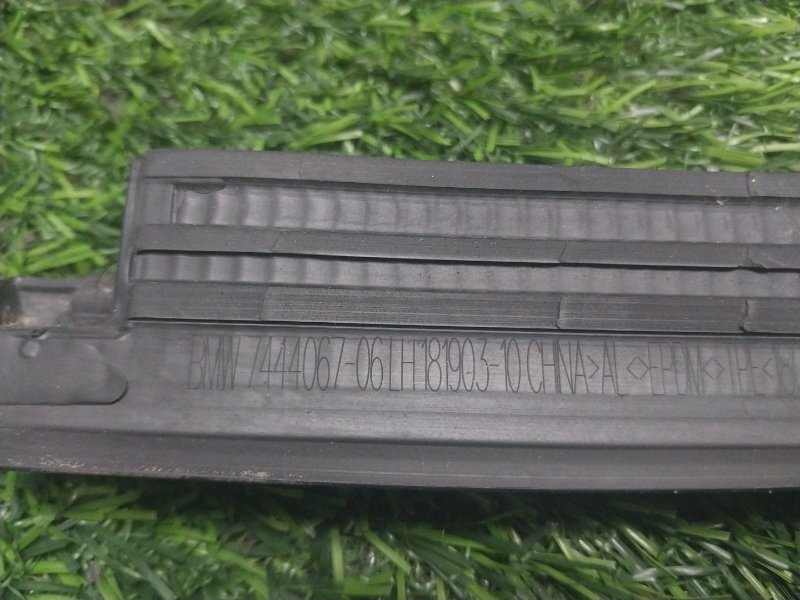 Накладка стекла заднего левого