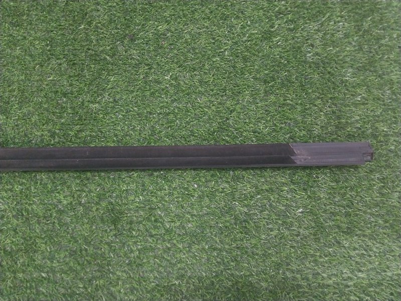 Накладка стекла заднего левого