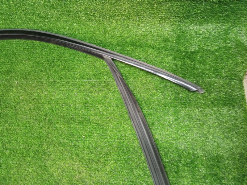 Накладка стекла переднего правого