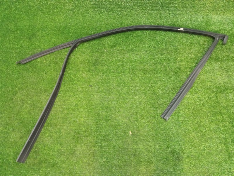 Накладка стекла переднего правого