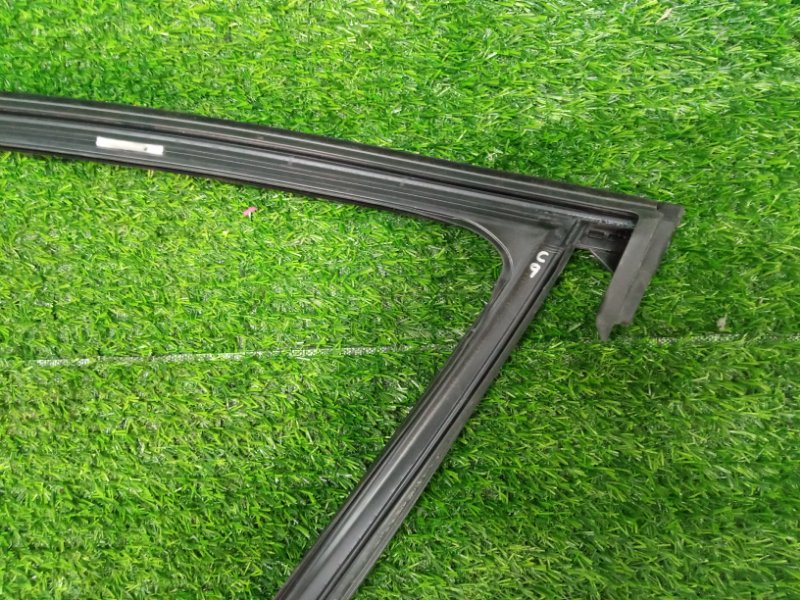 Накладка стекла переднего правого