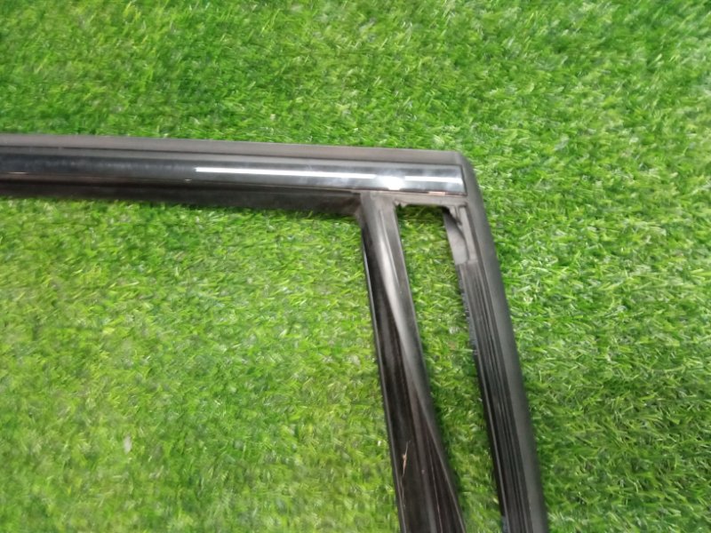 Накладка стекла заднего левого