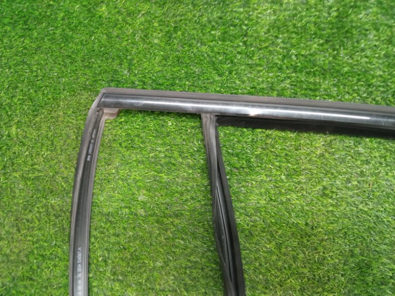 Накладка стекла заднего левого