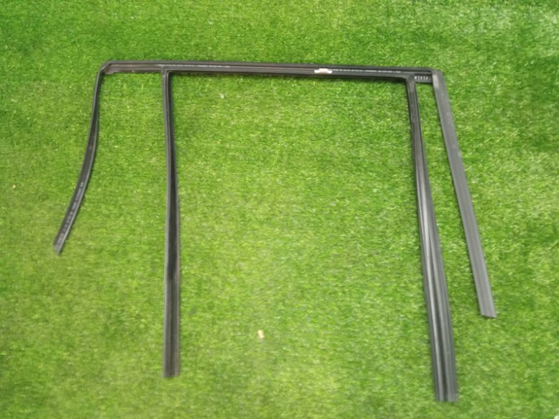 Накладка стекла заднего левого