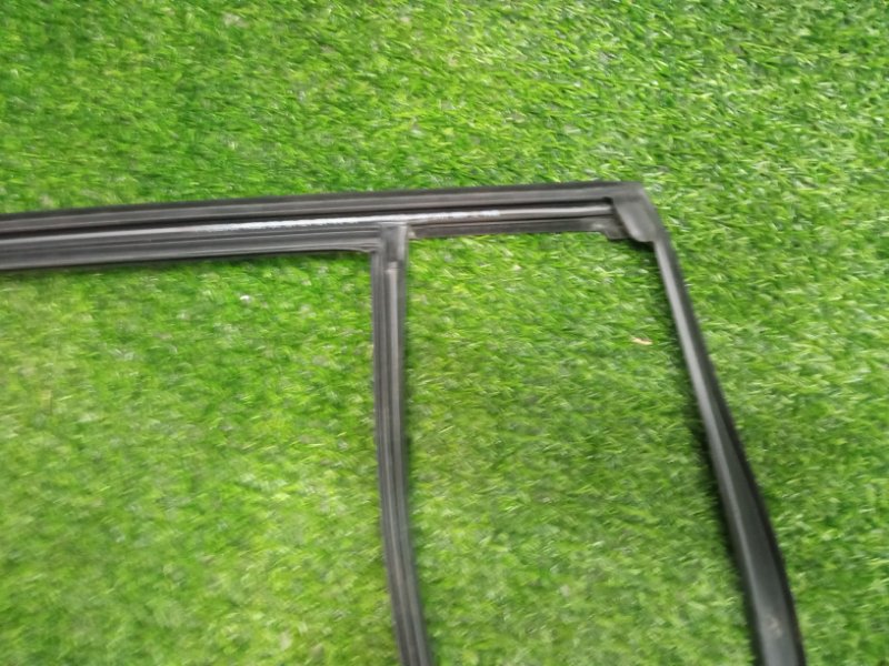 Накладка стекла заднего левого