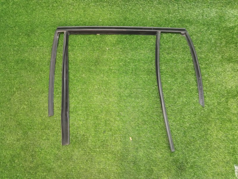 Накладка стекла заднего левого