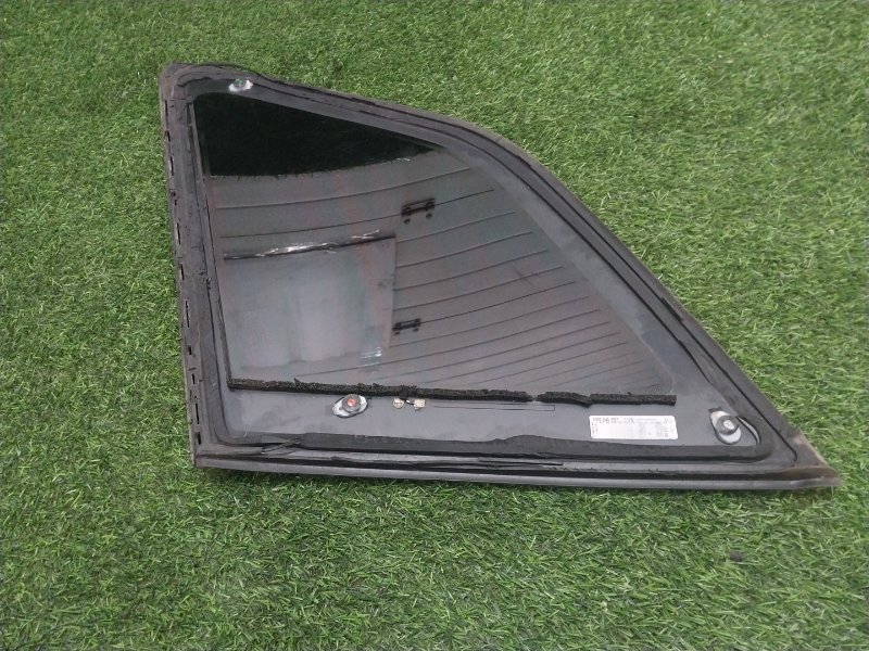 Стекло двери задней левой (форточка)