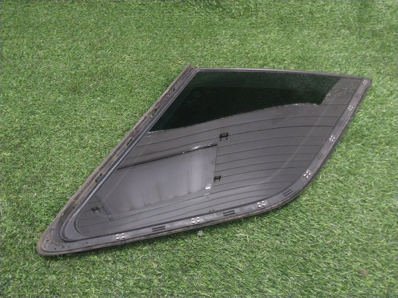 Стекло двери задней левой (форточка)