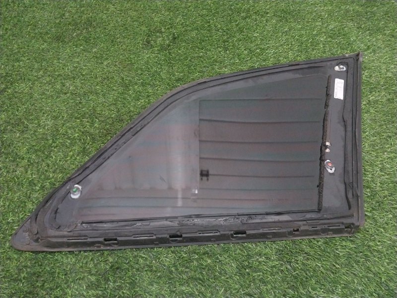 Стекло двери задней левой (форточка)