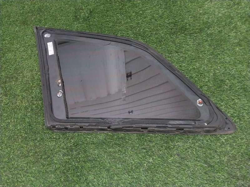 Стекло двери задней правой (форточка)