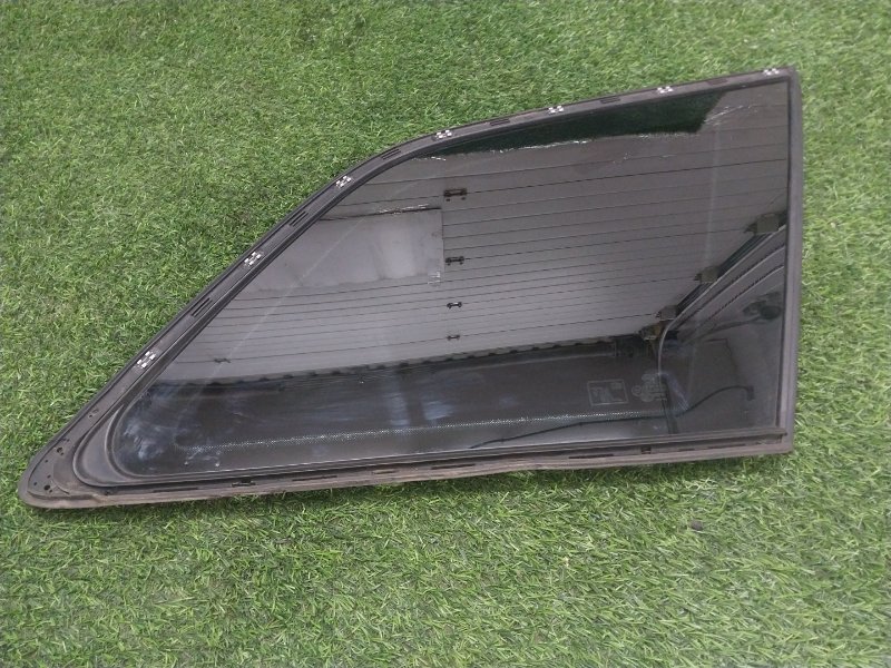 Стекло двери задней правой (форточка)