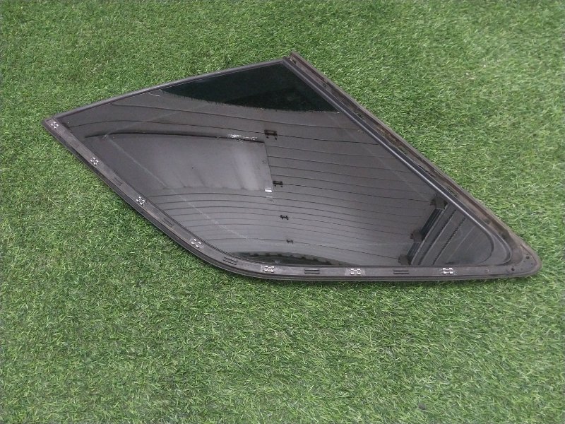 Стекло двери задней правой (форточка)