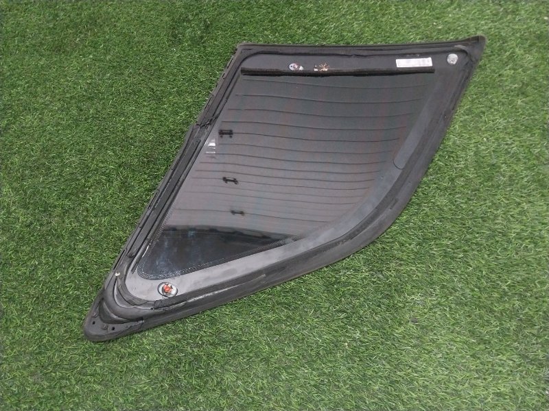 Стекло двери задней правой (форточка)