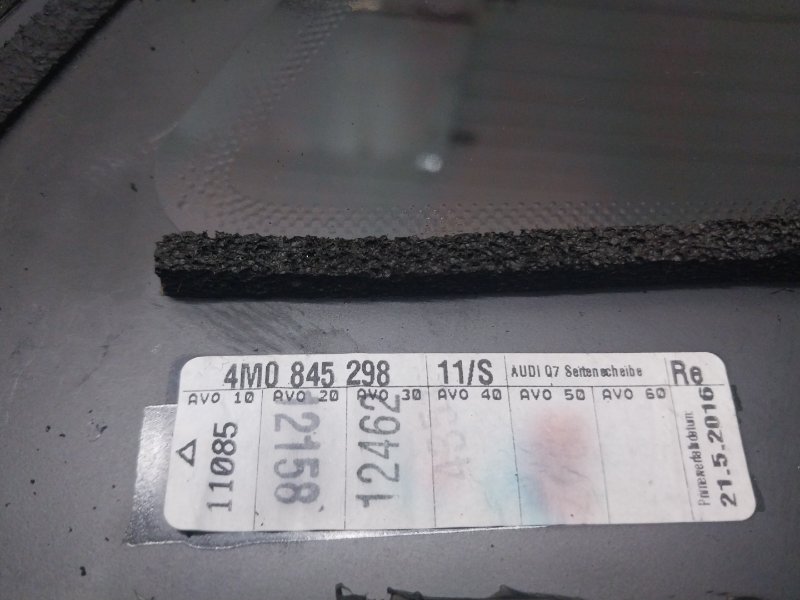 Стекло двери задней правой (форточка)