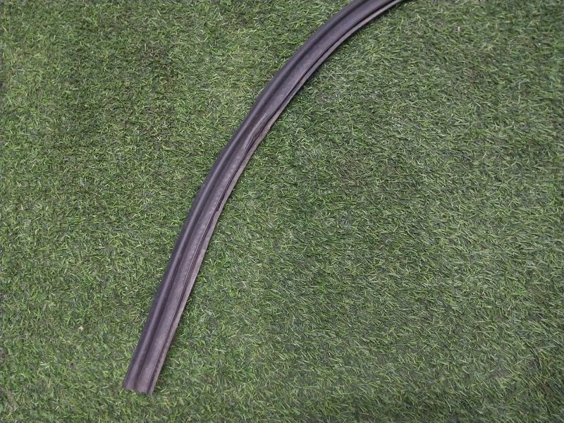 Уплотнитель капота