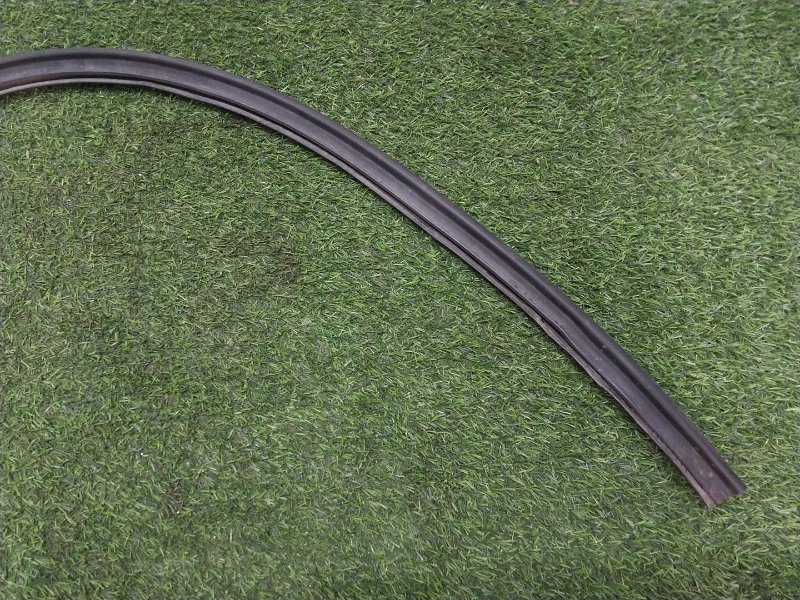 Уплотнитель капота