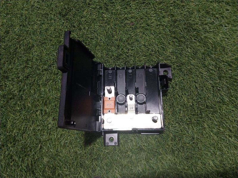 Клемма аккумулятора +