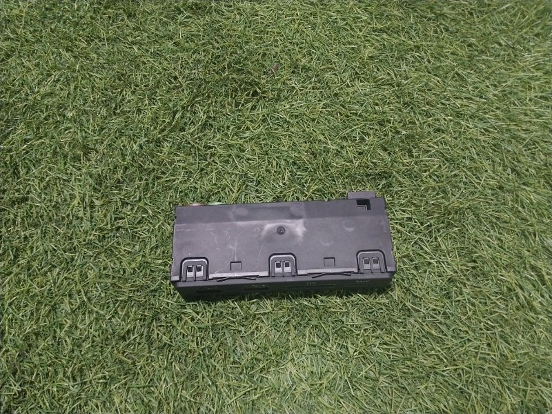 Гнездо AUX / USB IN