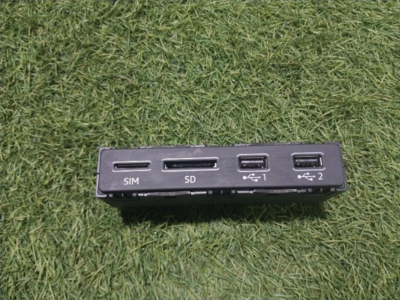 Гнездо AUX / USB IN