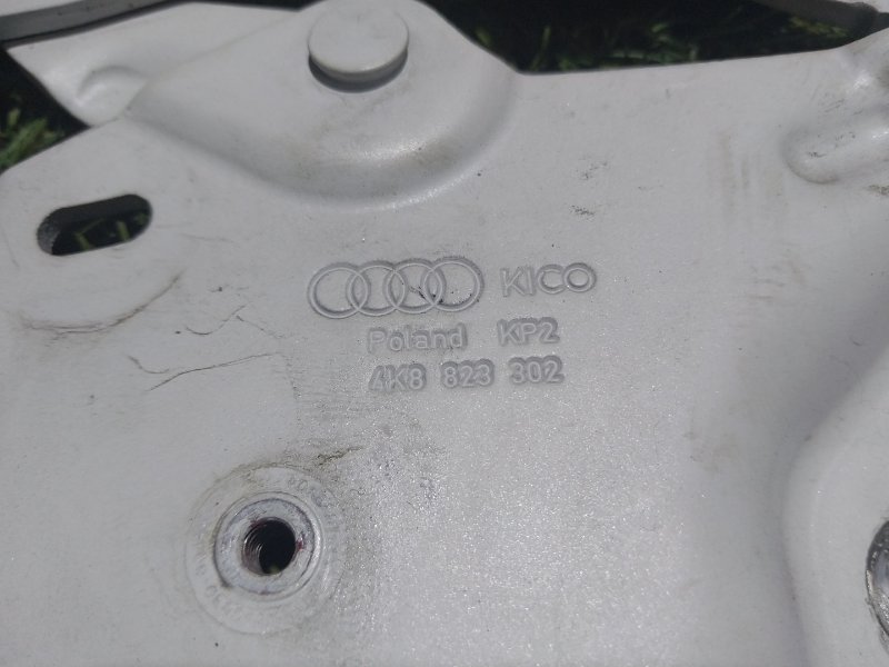 Петля капота правая