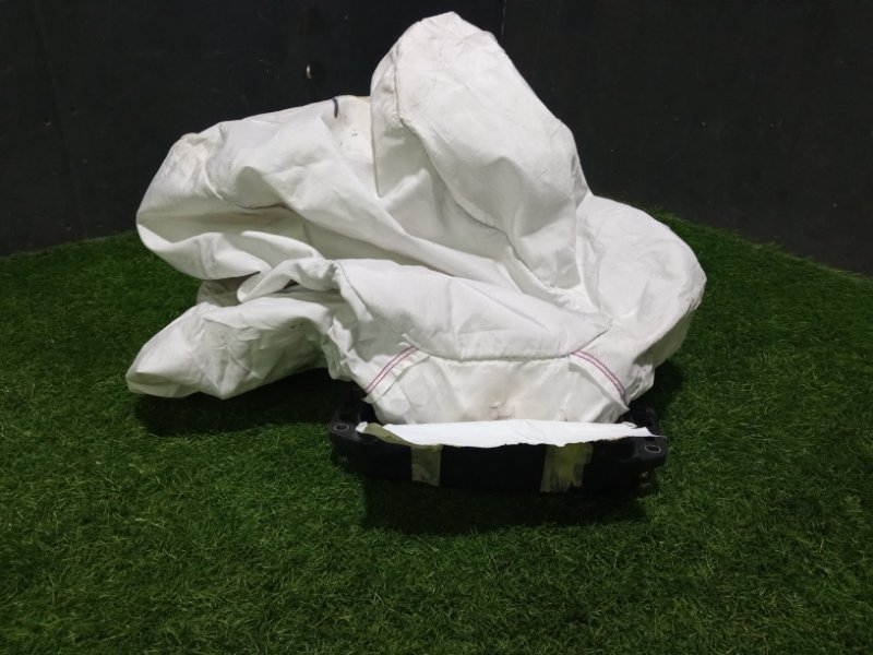 Подушка безопасности пассажирская (в торпедо)