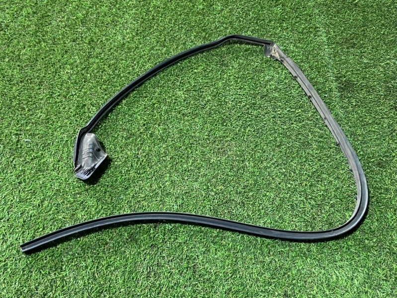 Уплотнитель задней левой двери