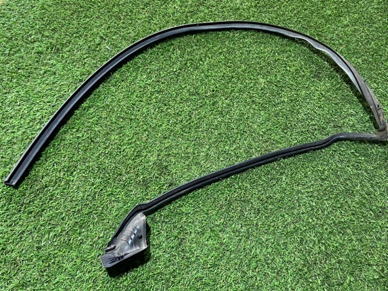 Уплотнитель задней левой двери