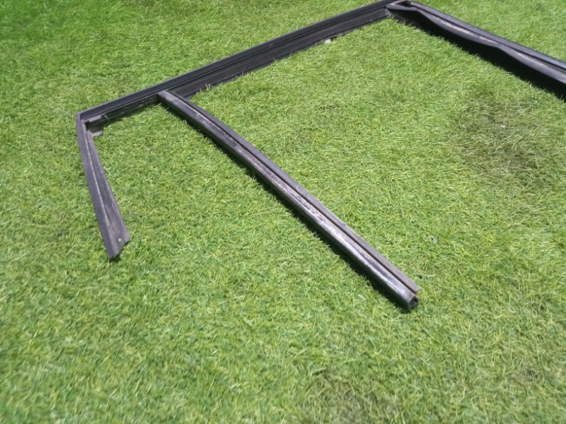 Накладка стекла заднего правого