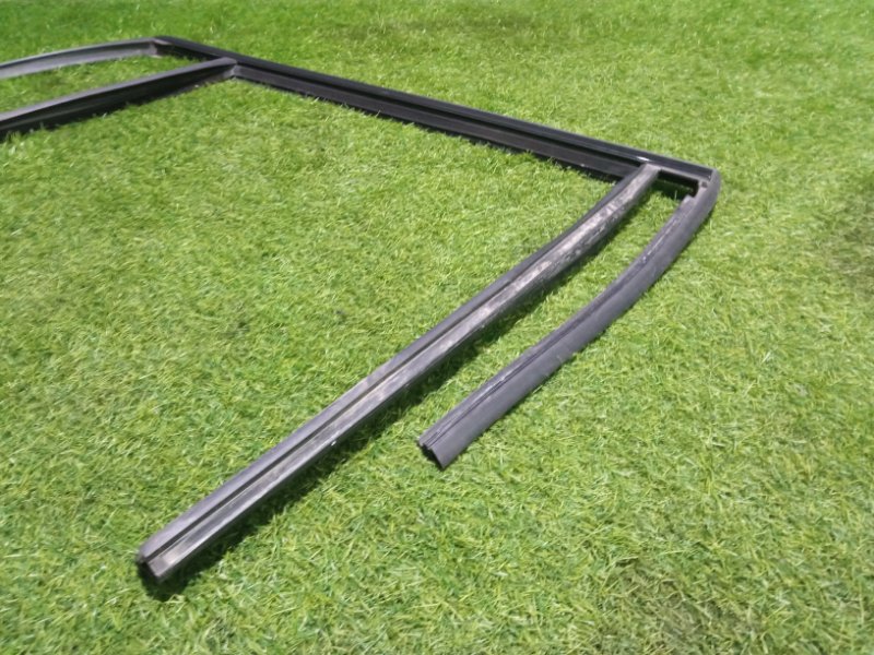 Накладка стекла заднего правого