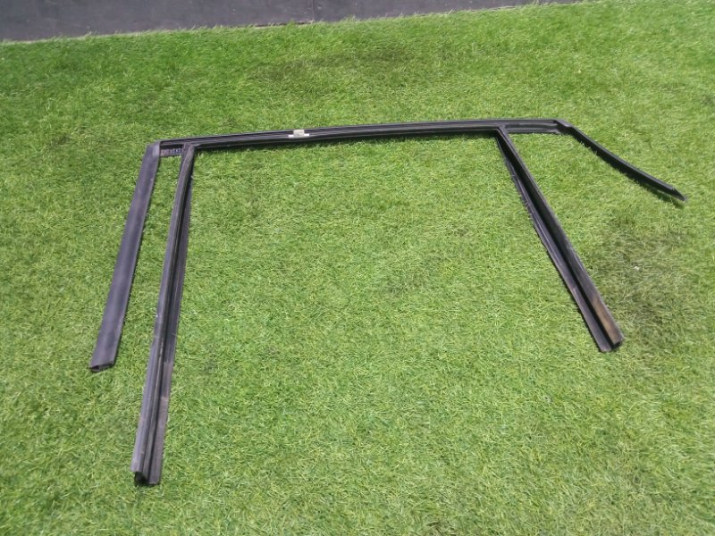 Накладка стекла заднего правого