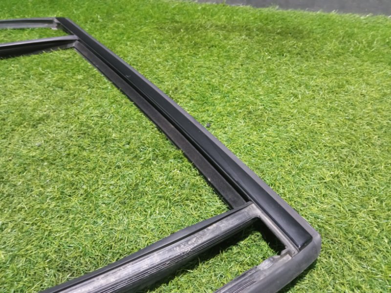 Накладка стекла заднего правого