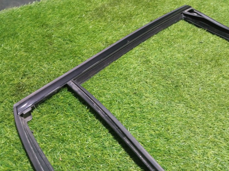 Накладка стекла заднего правого