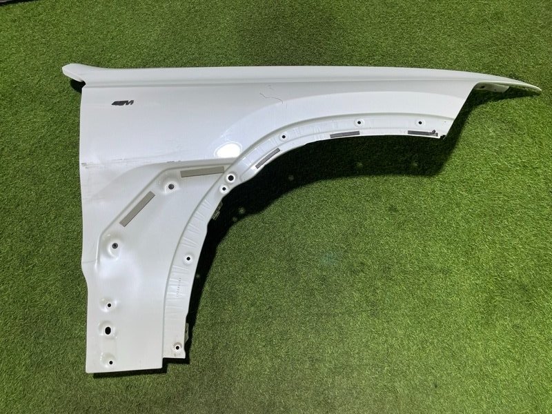 Крыло переднее правое