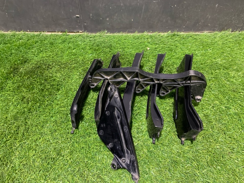 Жалюзи (воздуховод) бампера переднего