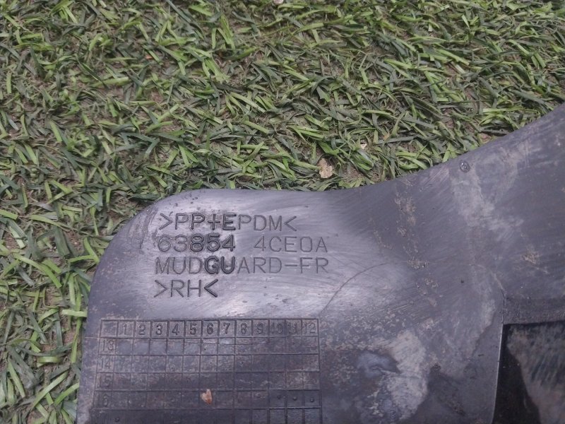 Брызговик передний правый