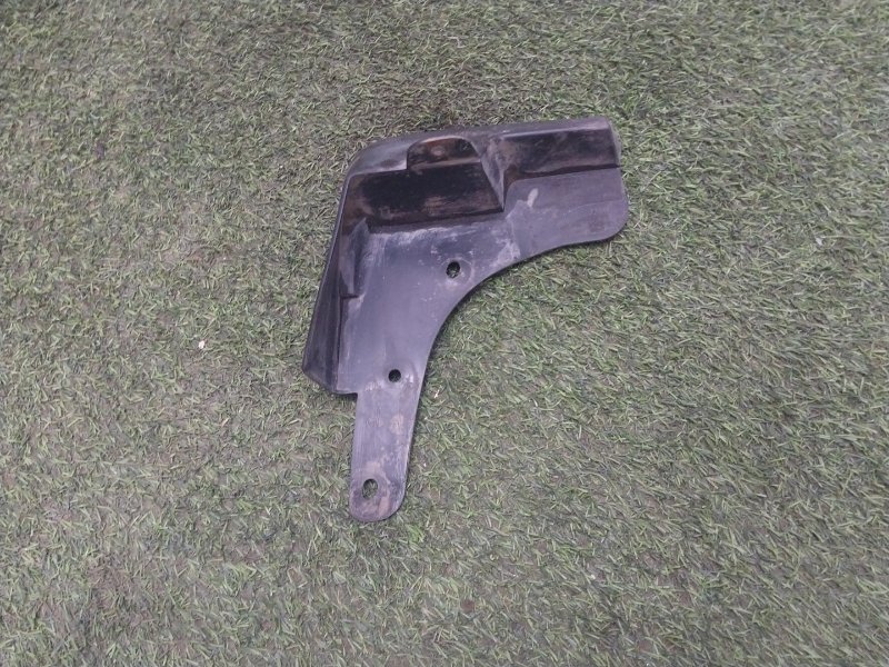 Брызговик передний правый