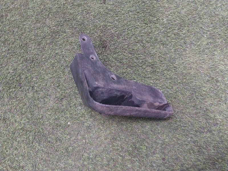 Брызговик передний правый