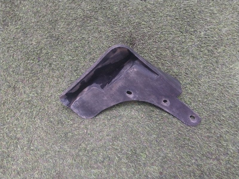 Брызговик передний правый