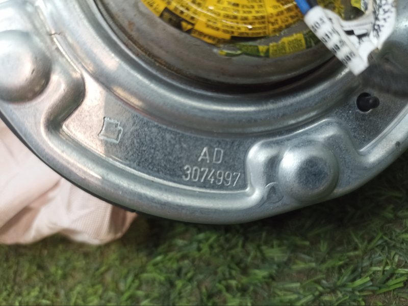 Подушка безопасности в рулевое колесо