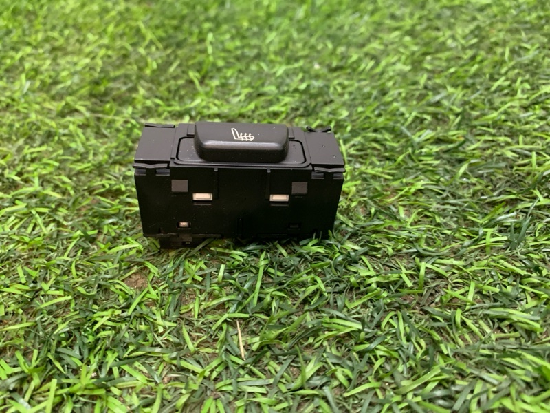 Кнопка обогрева сидений