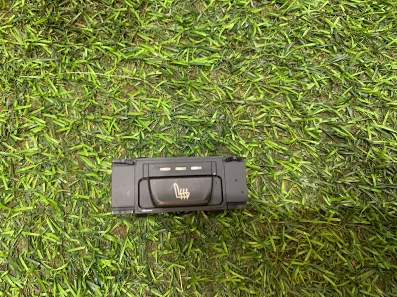 Кнопка обогрева сидений