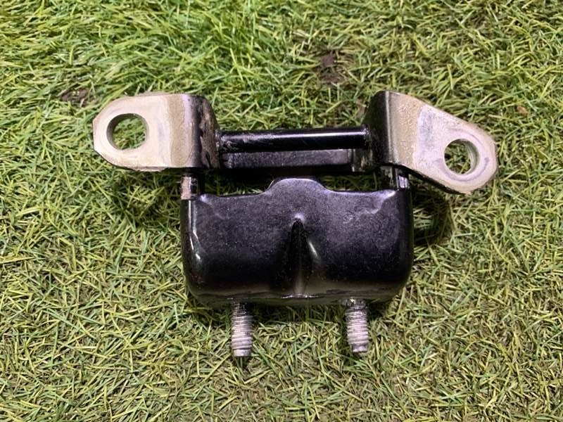 Петля двери