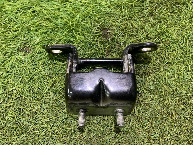 Петля двери