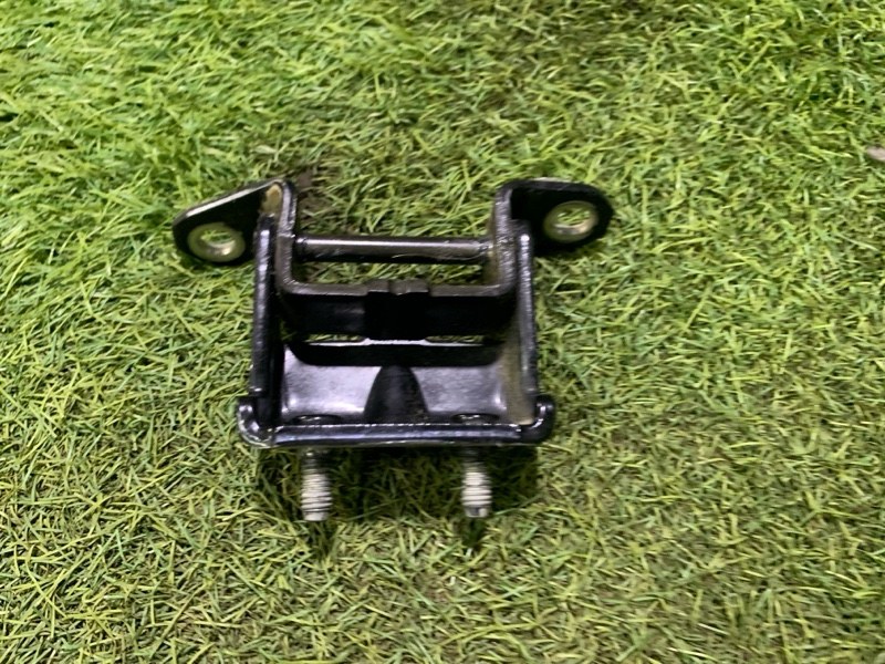 Петля двери