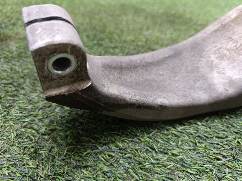 Кулак поворотный передний правый