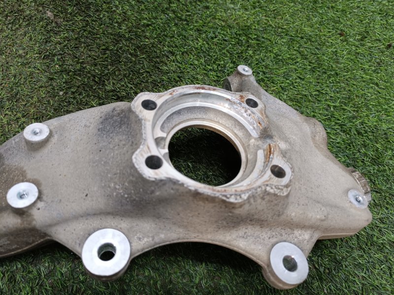 Кулак поворотный передний правый