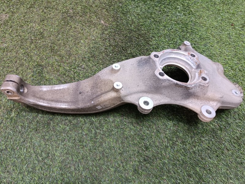 Кулак поворотный передний правый